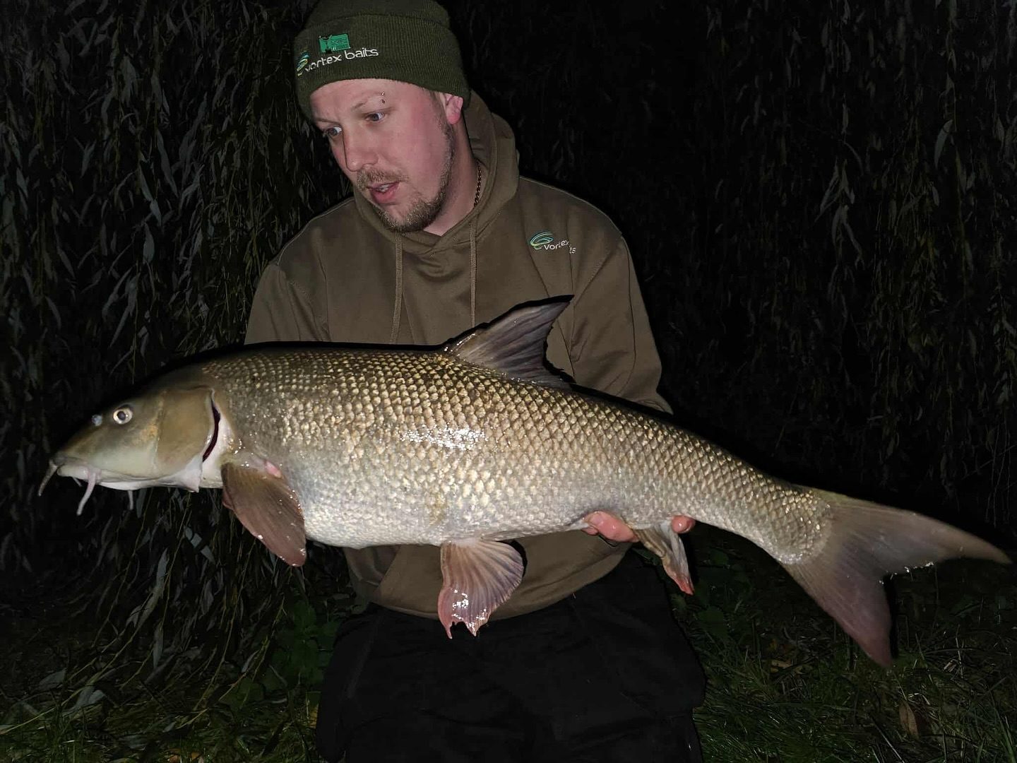 Our man @trent_angler_barbelfishing fresh off the back of the biggest haul of his fishing career wasted no time in getting back out on it! This time a different stretch - still the Middle Trent, but a bit more challenging. 

Once again the tried, tested and trusted Tigernut, Hemp & Cinnamon Cocoon with matching paste wrap, and a @castaway_pva bag of goodies doing the business for this cracking 13lber!

Superb Craig!

👉 https://vortexbaits.com 👈

  #vortexbaitsofficial  #teamvortex #hydroshrimp  #furterpellet  #rivertrent #barbelfishing #river #lovefishing #angler #hydroshrimp #cocoonboilies #boostedcocoonspecials #fishingislife #fishinglife #fishing #instafish #angling #fishpics #follow #banklife #riverfishing #fishingrod #fishingrods #fishing🎣 #fishingtrip #angling #fishingday #Insectomorph #barbelfishingcompetitions #cko #picoftheday #fish