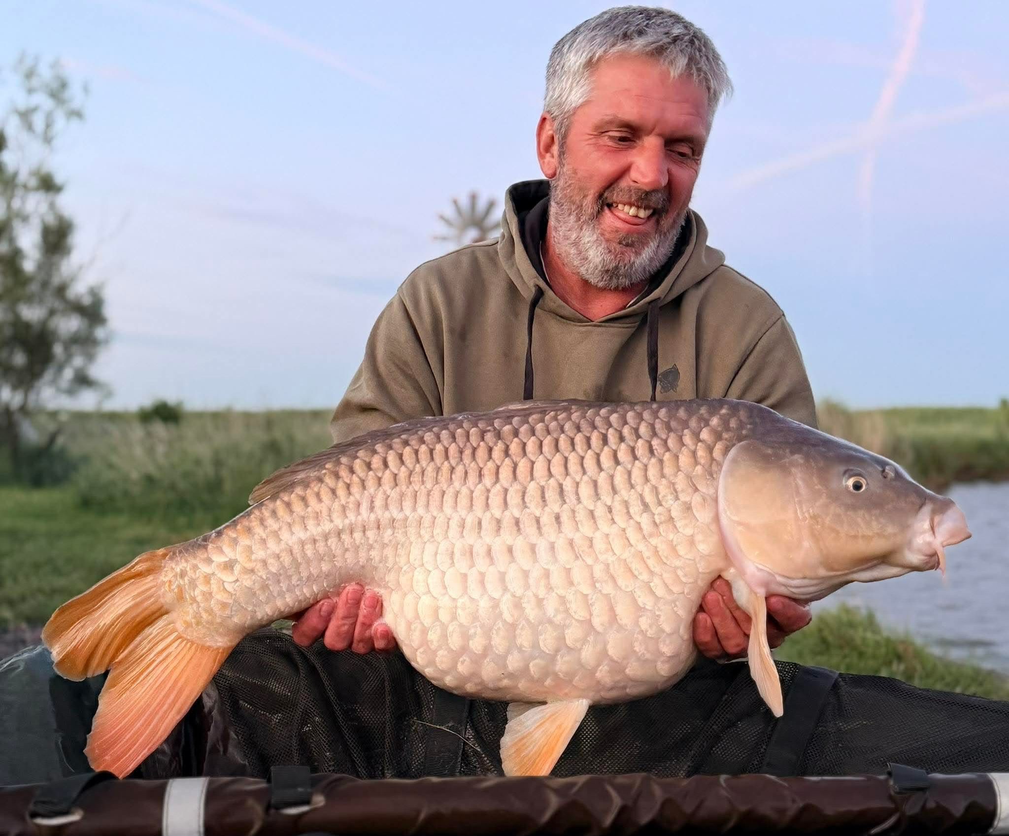 Matt Wolf was understandably happy with this absolute clonker of a Common, another stunning resident of the amazing White Lakes in Essex!

Weighing a very respectable 28lb, this cracking fish hoovered up our Insecto-Morph range!

Nicely done Matt!

#carpfishing #ukcarp #carpfishinguk #vortexbaitsofficial #instafish