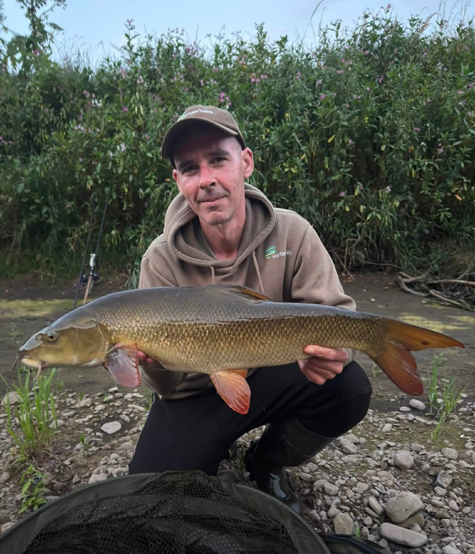 Good mate @nickincefishing picked up on the Ribble where he left off, with armfuls of Barbel!

A lucky 7 fish gracing the net during a social with Jake, our Frankfurter Spice & Red Salmon Barrels providing the flavour!

Awesome job Nick!

#vortexbaitsofficial #riverribble #barbelfishing #angler #fishingislife