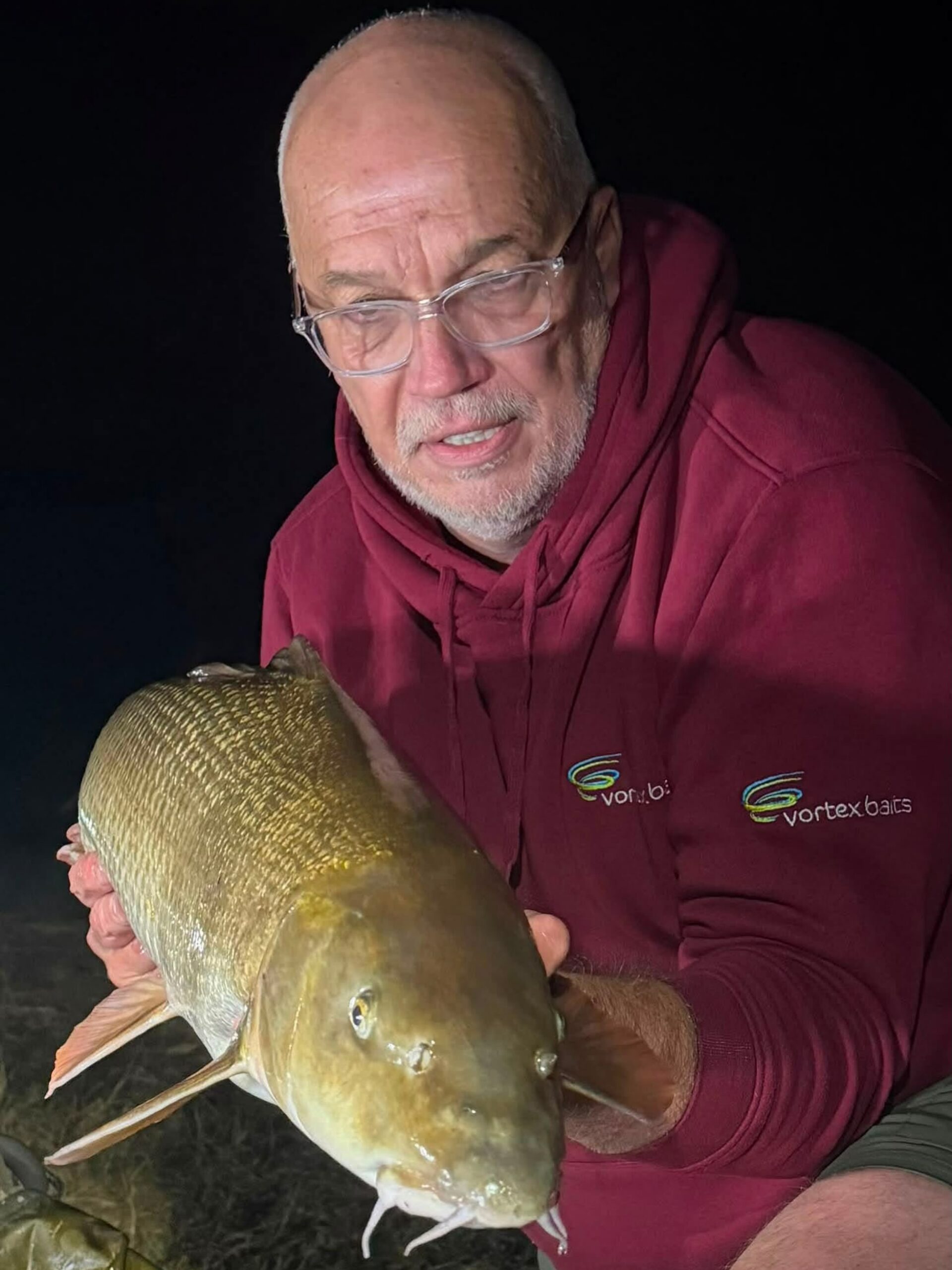 Good mate Andy Walton made a trip to the tidal Trent in search of gold, and donning his one off Burgundy Hoodie and Polo Shirt, struck it with this cracking missile!

This stunner, all 15lb of her was also backed up with fish of 13lb 50z, 12lb 5oz & 11lb 2oz, the mighty C.K.O. doing the business!

Nicely done Andy!

#vortexbaitsofficial #rivertrent #barbelfishing #angler #fishingislife